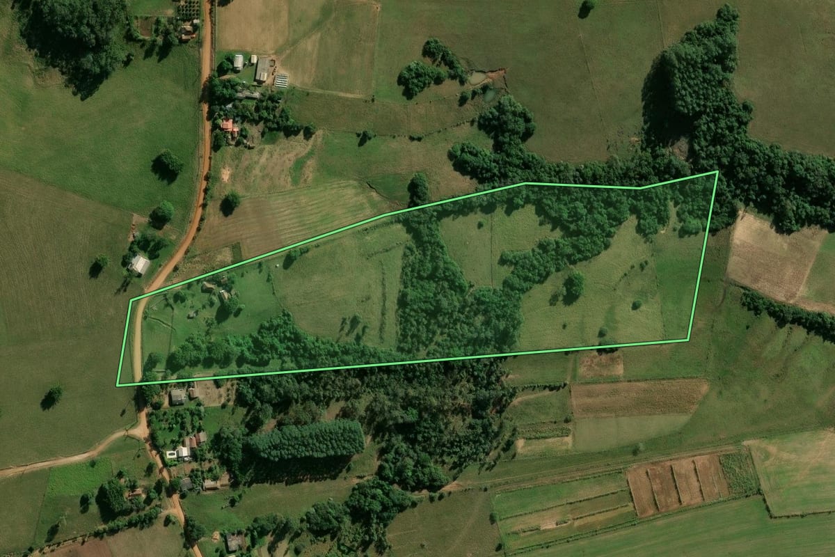 Imagem de satélite do imóvel rural em Cachoeira do Sul (RS), com o contorno declarado no CAR desenhado por cima.