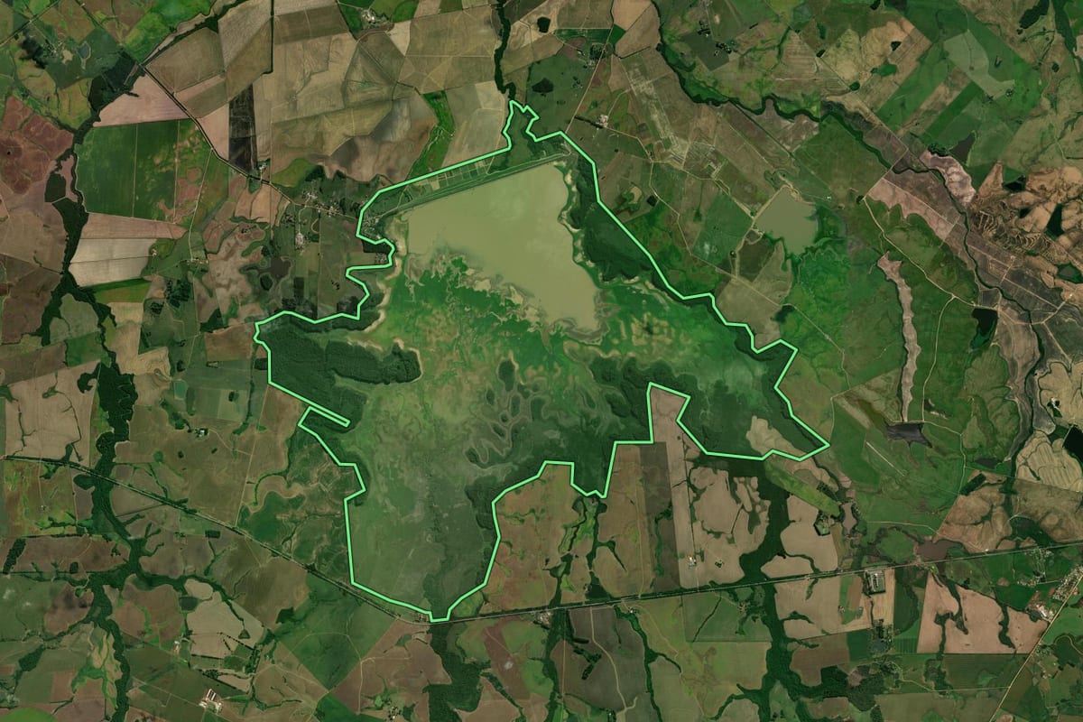 Imagem de satélite do imóvel rural em Cachoeira do Sul (RS), com o contorno declarado no CAR desenhado por cima.