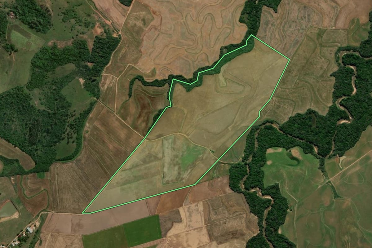 Imagem de satélite do imóvel rural em Cachoeira do Sul (RS), com o contorno declarado no CAR desenhado por cima.