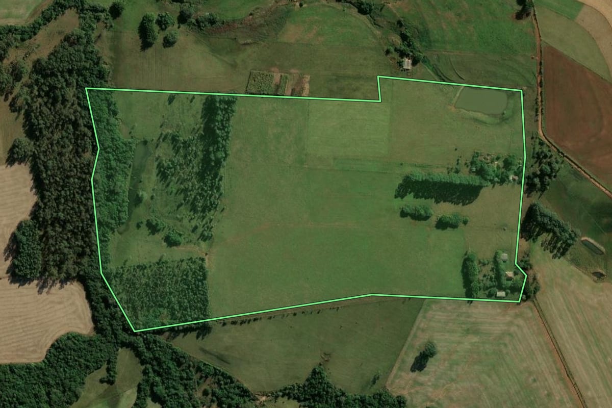 Imagem de satélite do imóvel rural em Cachoeira do Sul (RS), com o contorno declarado no CAR desenhado por cima.