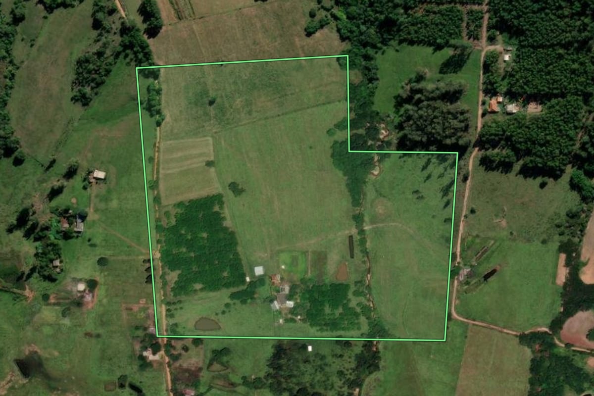 Imagem de satélite do imóvel rural em Cachoeira do Sul (RS), com o contorno declarado no CAR desenhado por cima.