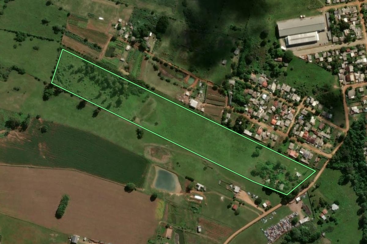Imagem de satélite do imóvel rural em Cachoeira do Sul (RS), com o contorno declarado no CAR desenhado por cima.