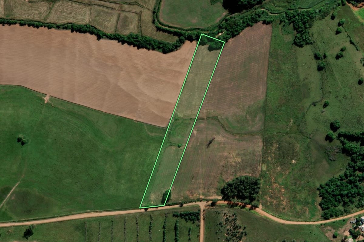 Imagem de satélite do imóvel rural em Cachoeira do Sul (RS), com o contorno declarado no CAR desenhado por cima.