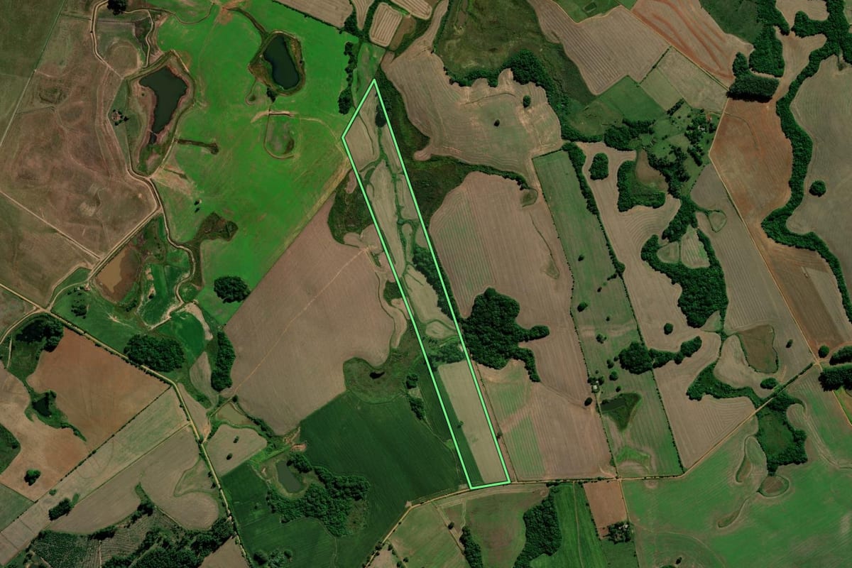 Imagem de satélite do imóvel rural em Cachoeira do Sul (RS), com o contorno declarado no CAR desenhado por cima.