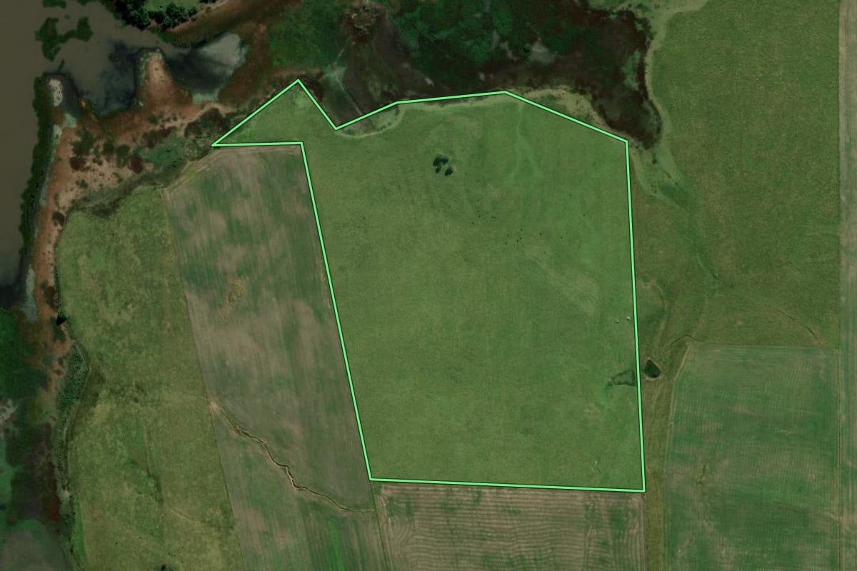 Imagem de satélite do imóvel rural em Cachoeira do Sul (RS), com o contorno declarado no CAR desenhado por cima.