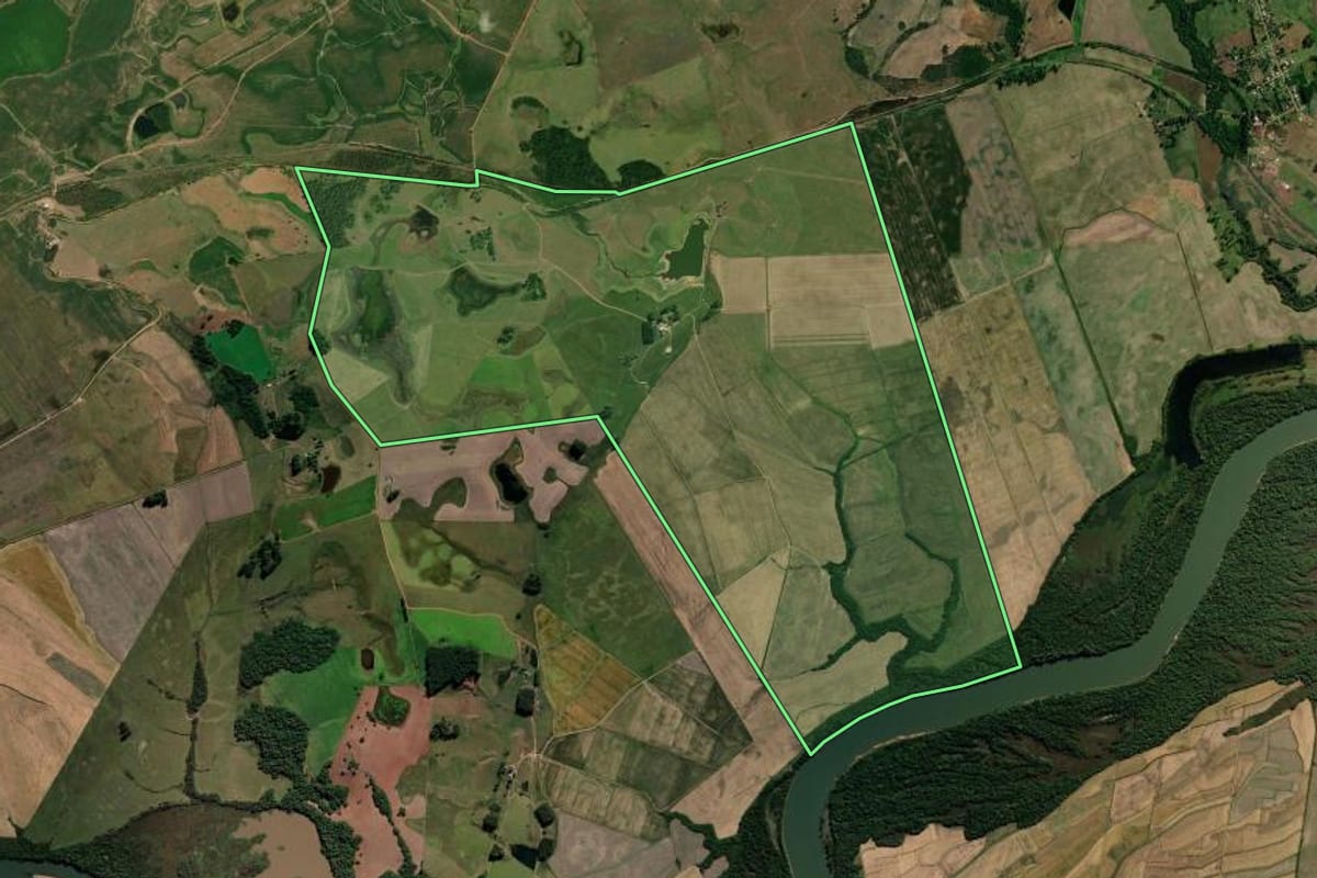Imagem de satélite do imóvel rural em Cachoeira do Sul (RS), com o contorno declarado no CAR desenhado por cima.