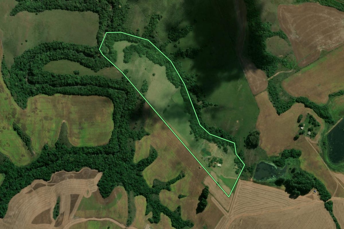 Imagem de satélite do imóvel rural em Cachoeira do Sul (RS), com o contorno declarado no CAR desenhado por cima.