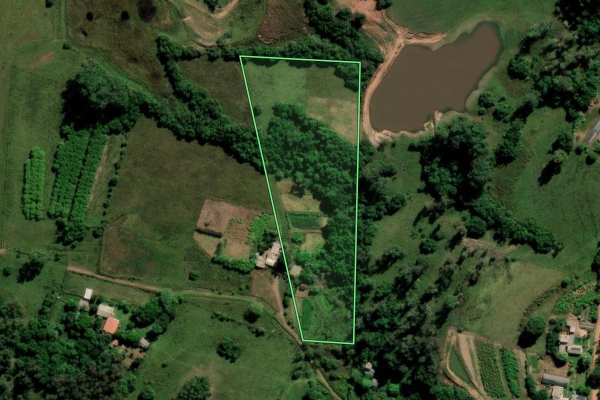 Imagem de satélite do imóvel rural em Cachoeira do Sul (RS), com o contorno declarado no CAR desenhado por cima.