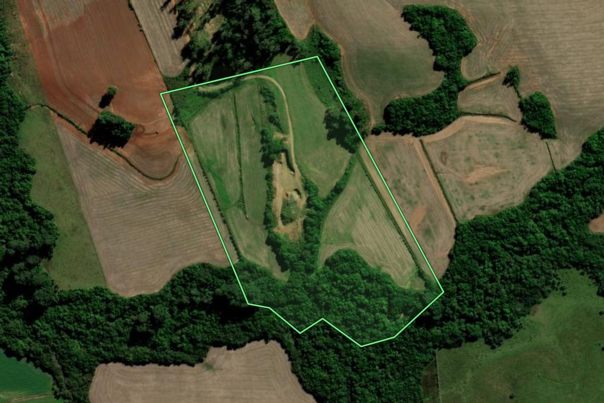 Imagem de satélite do imóvel rural em Cachoeira do Sul (RS), com o contorno declarado no CAR desenhado por cima.