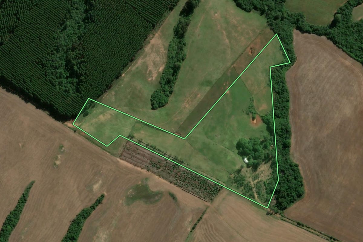 Imagem de satélite do imóvel rural em Cachoeira do Sul (RS), com o contorno declarado no CAR desenhado por cima.