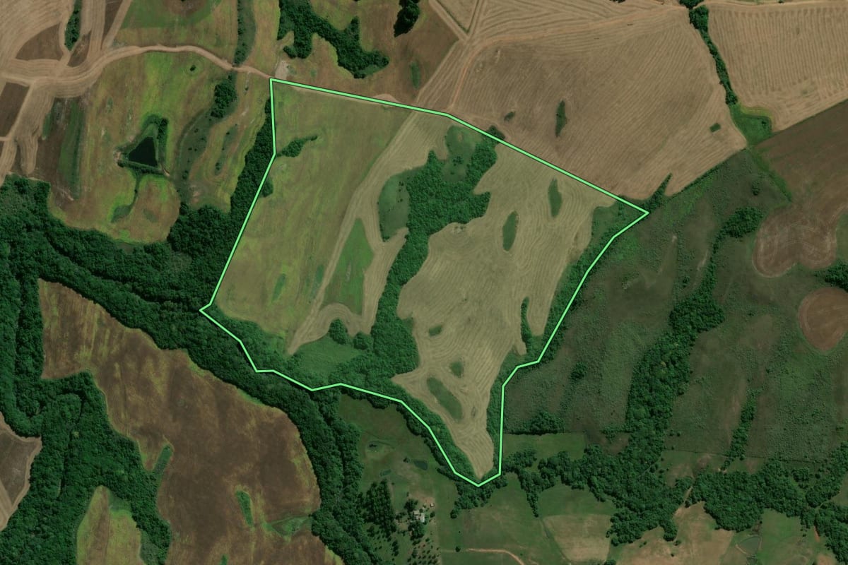 Imagem de satélite do imóvel rural em Cachoeira do Sul (RS), com o contorno declarado no CAR desenhado por cima.