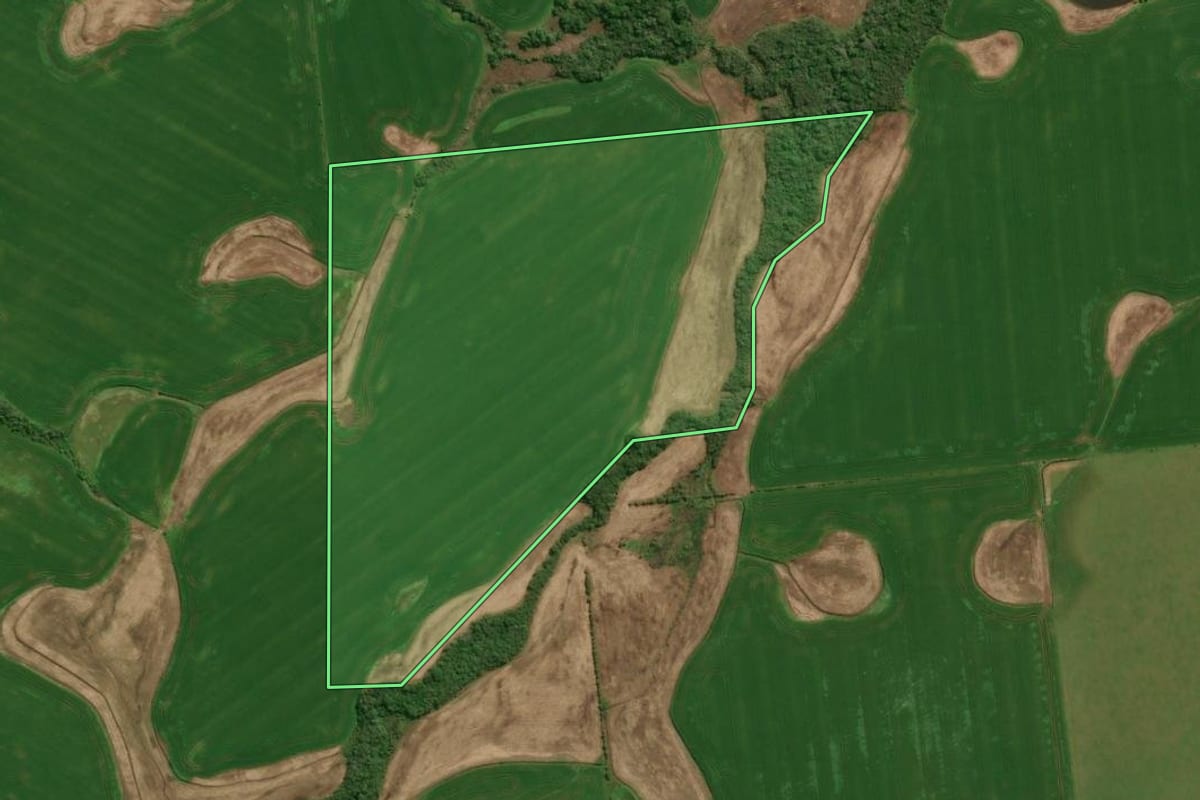 Imagem de satélite do imóvel rural em Cachoeira do Sul (RS), com o contorno declarado no CAR desenhado por cima.