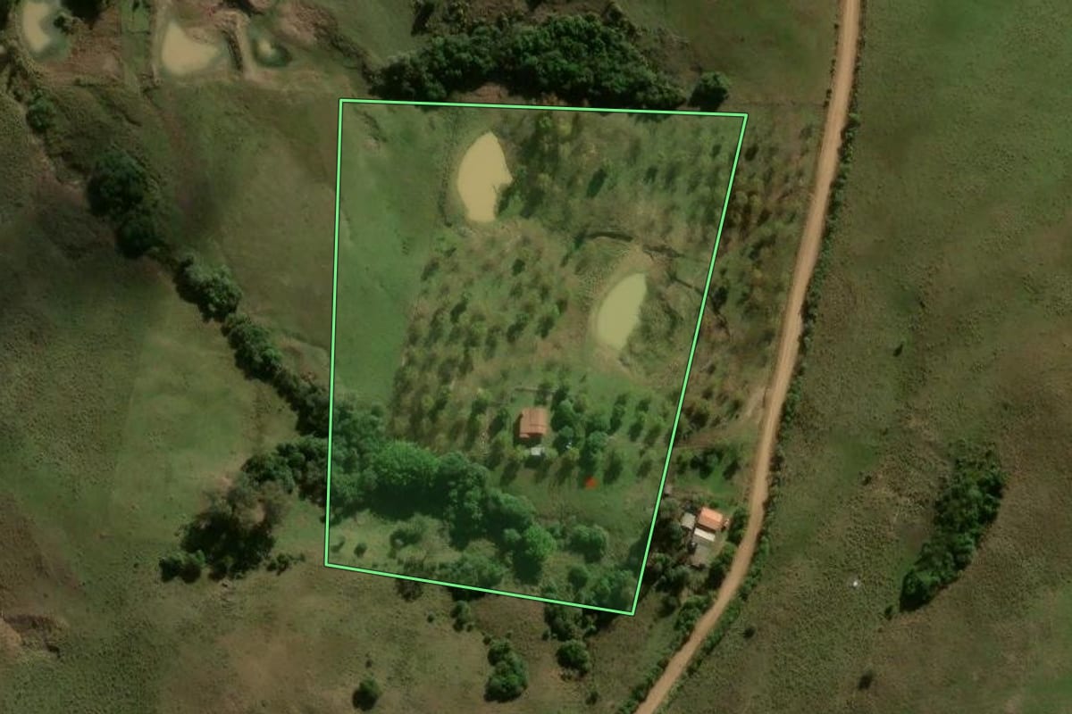 Imagem de satélite do imóvel rural em Cachoeira do Sul (RS), com o contorno declarado no CAR desenhado por cima.
