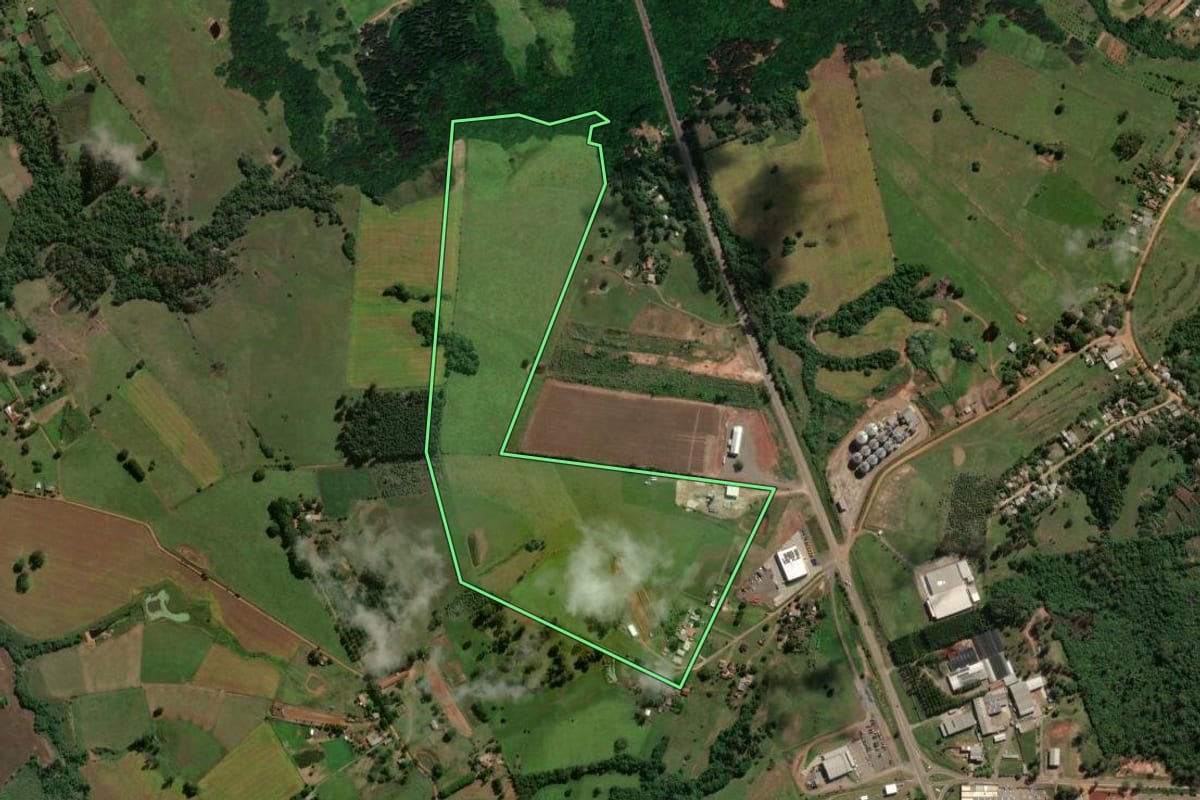 Imagem de satélite do imóvel rural em Cachoeira do Sul (RS), com o contorno declarado no CAR desenhado por cima.