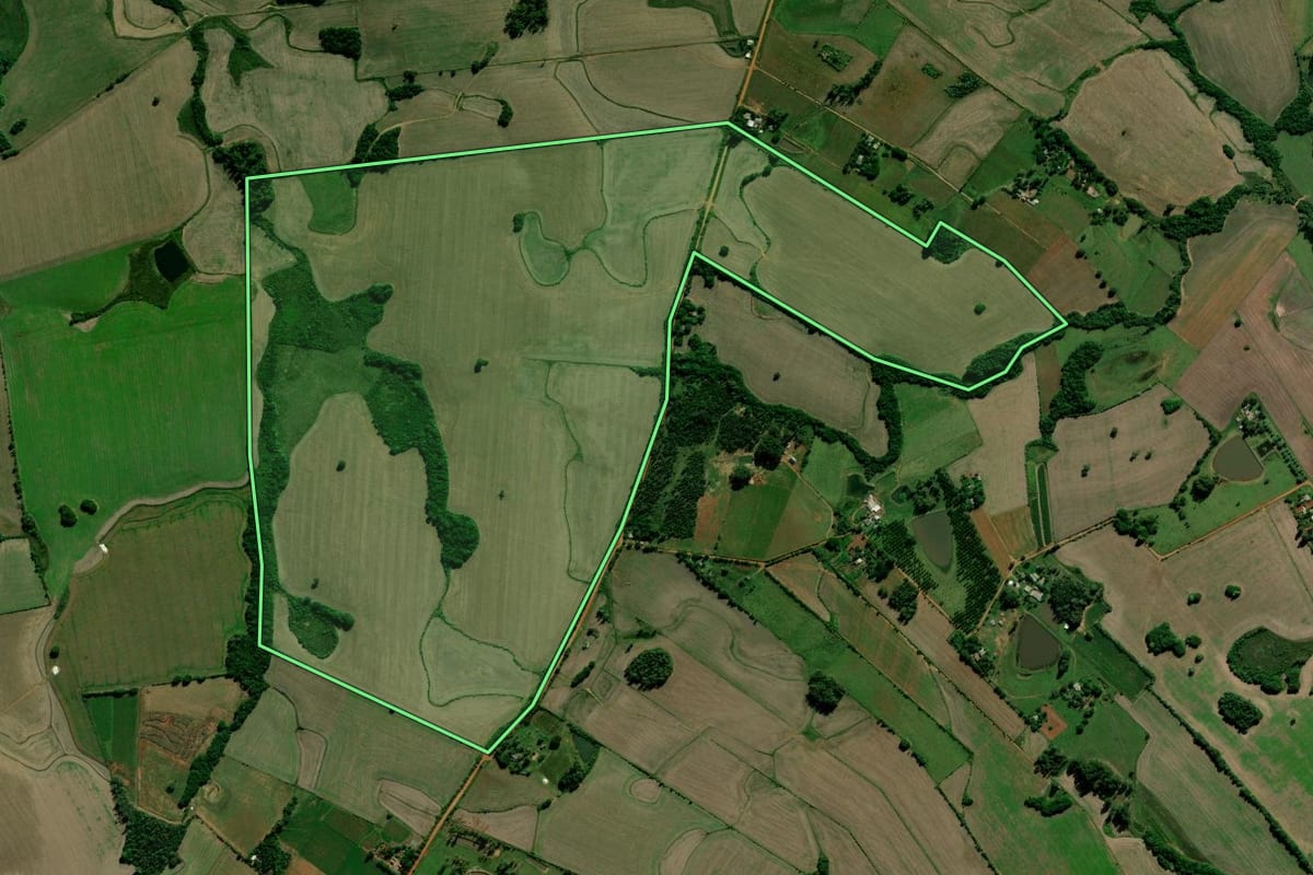 Imagem de satélite do imóvel rural em Cachoeira do Sul (RS), com o contorno declarado no CAR desenhado por cima.