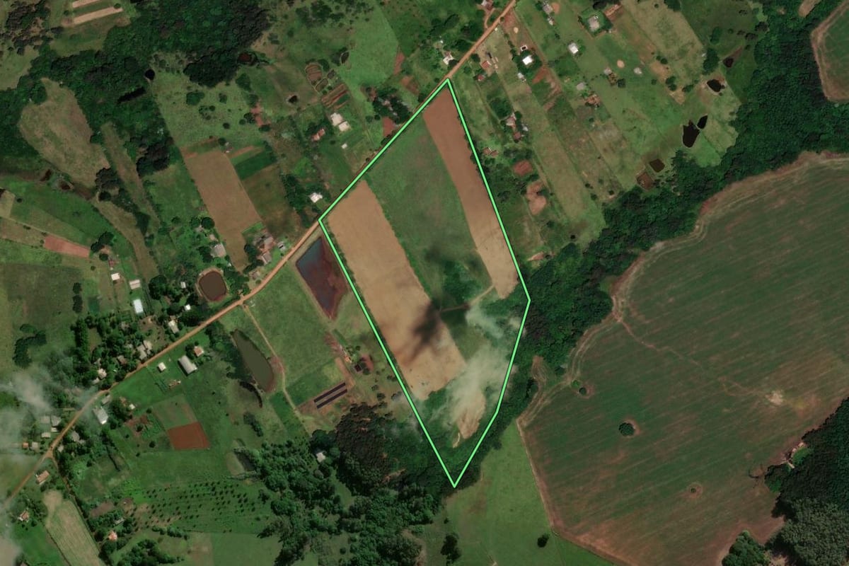 Imagem de satélite do imóvel rural em Cachoeira do Sul (RS), com o contorno declarado no CAR desenhado por cima.