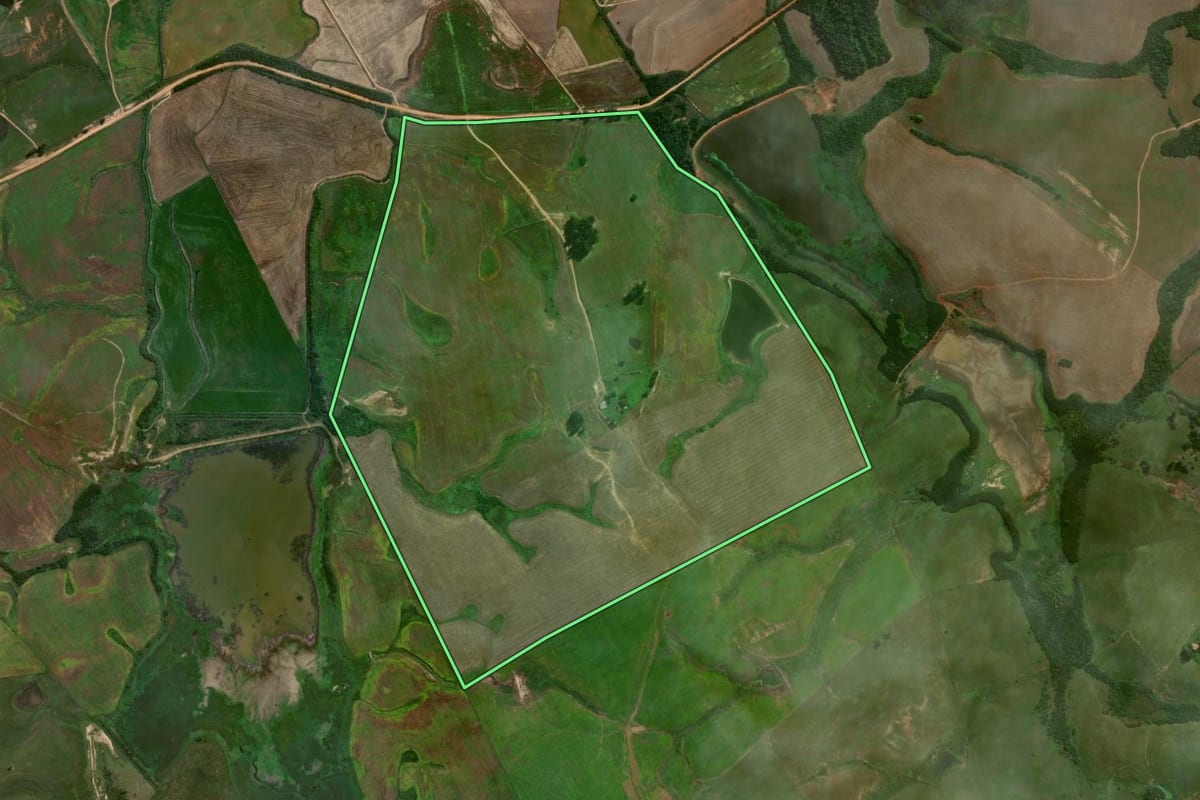 Imagem de satélite do imóvel rural em Cachoeira do Sul (RS), com o contorno declarado no CAR desenhado por cima.