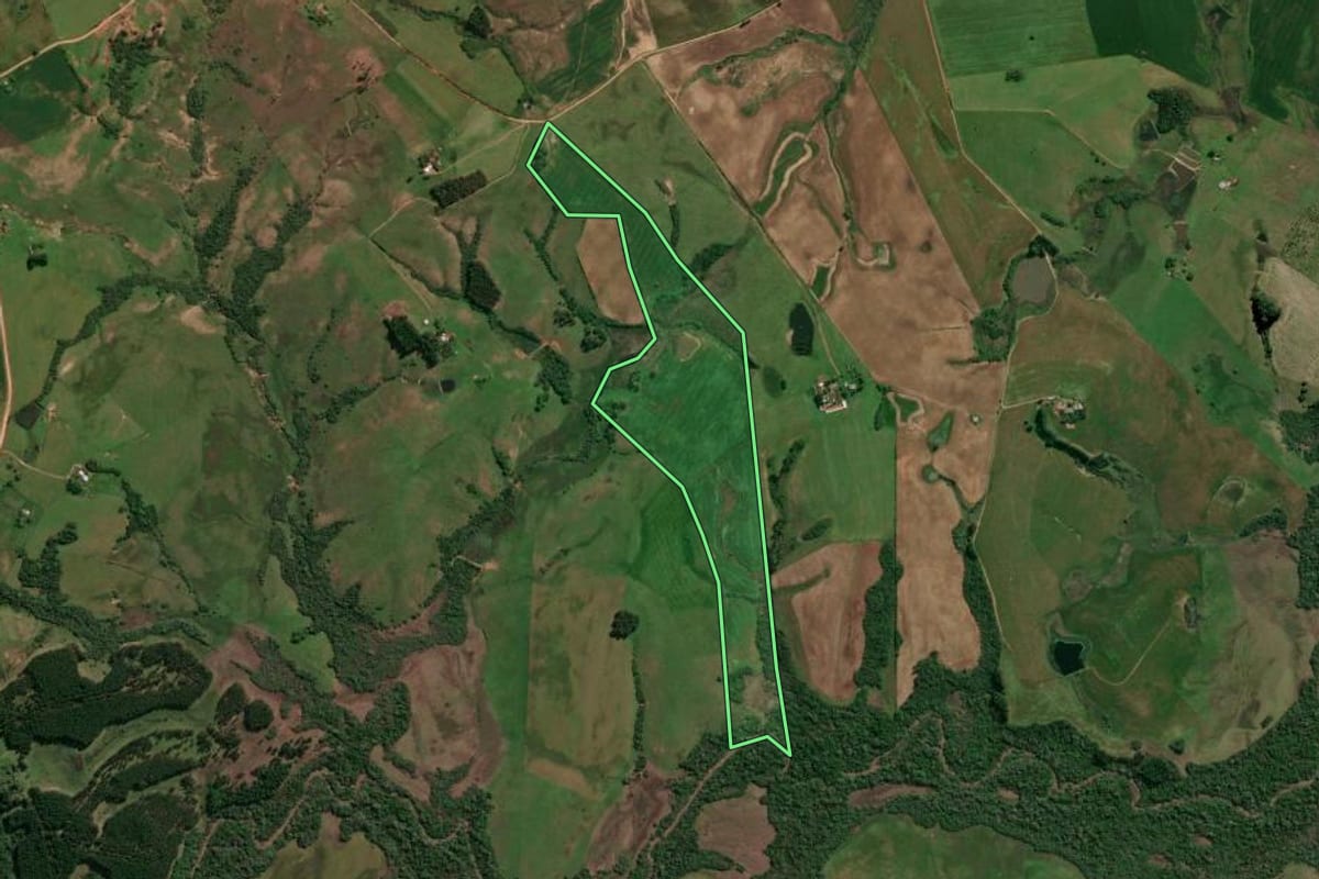 Imagem de satélite do imóvel rural em Cachoeira do Sul (RS), com o contorno declarado no CAR desenhado por cima.