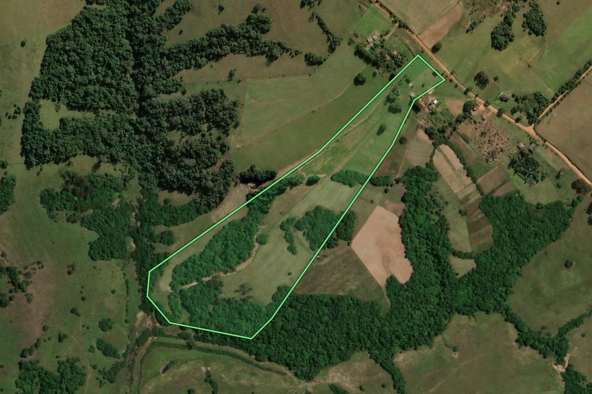 Imagem de satélite do imóvel rural em Cachoeira do Sul (RS), com o contorno declarado no CAR desenhado por cima.