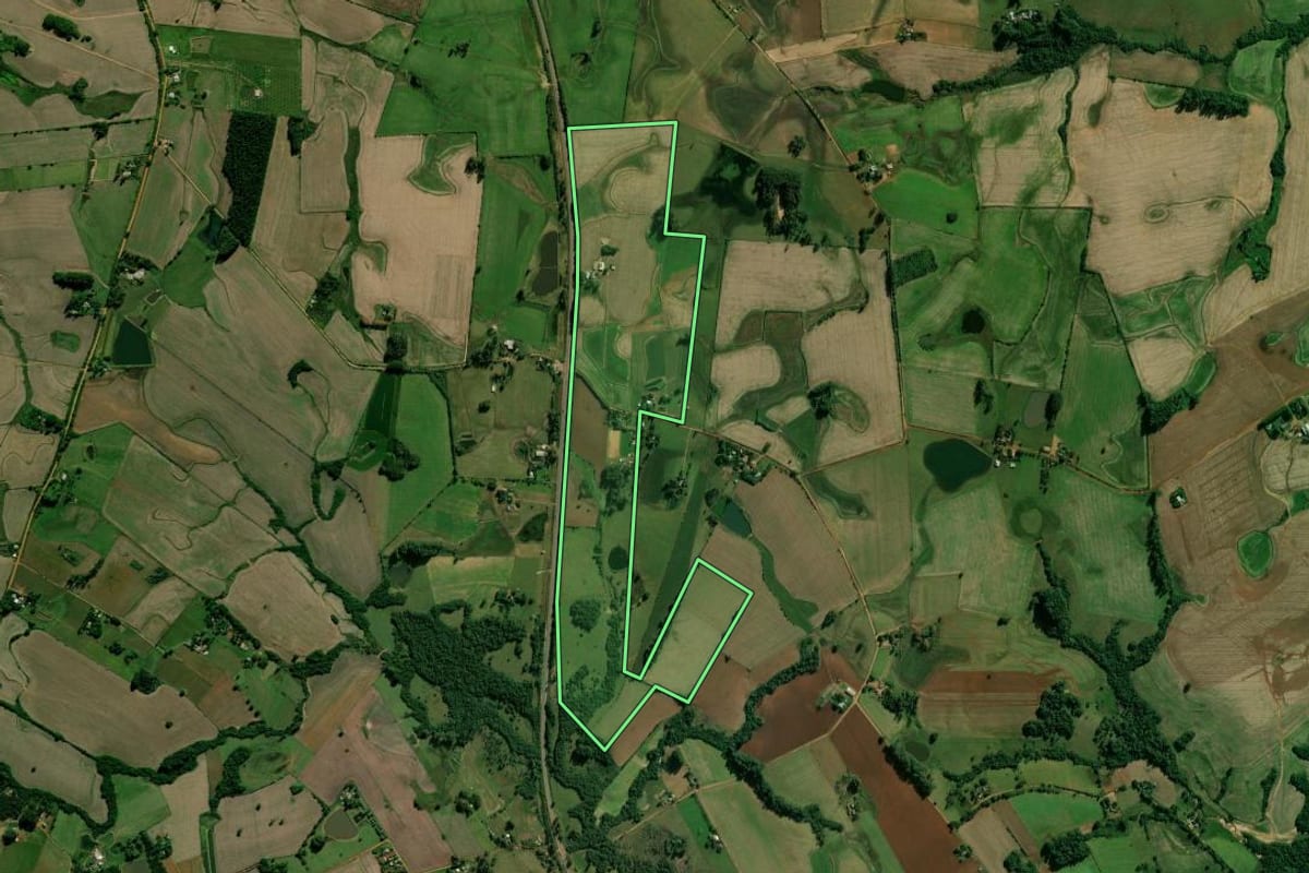 Imagem de satélite do imóvel rural em Cachoeira do Sul (RS), com o contorno declarado no CAR desenhado por cima.