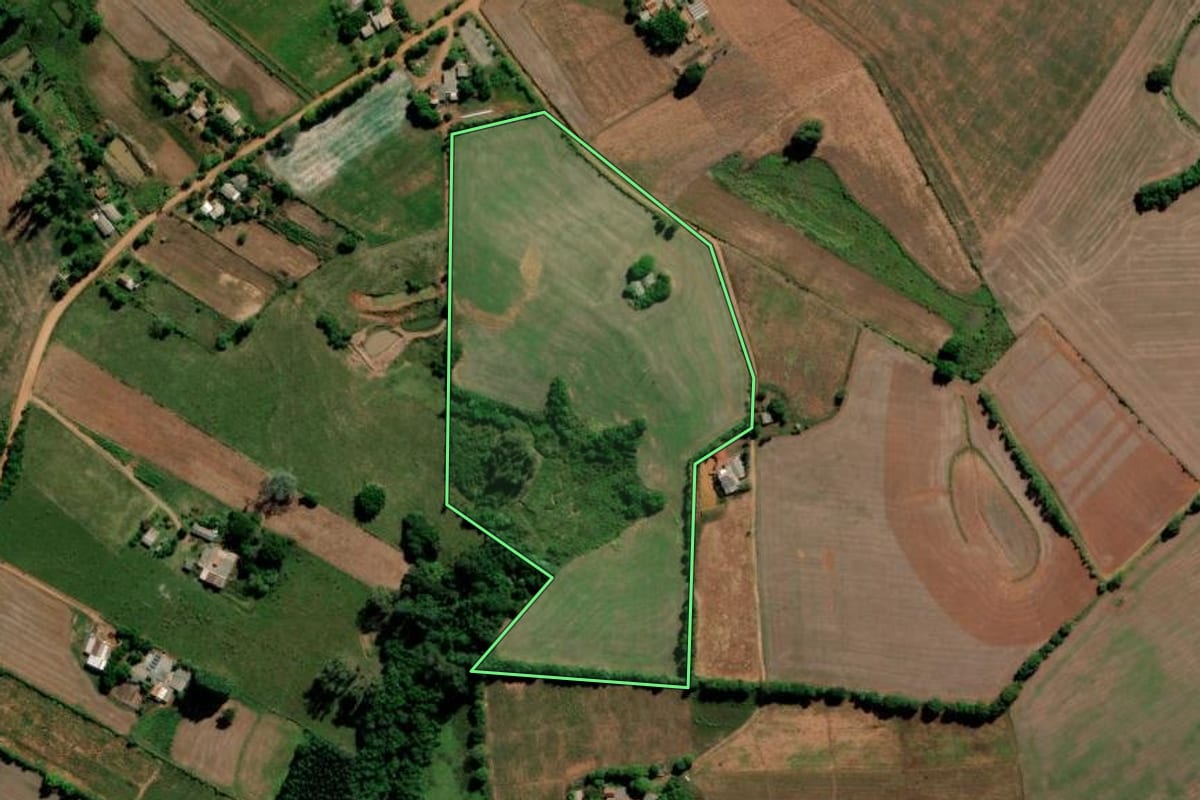 Imagem de satélite do imóvel rural em Cachoeira do Sul (RS), com o contorno declarado no CAR desenhado por cima.