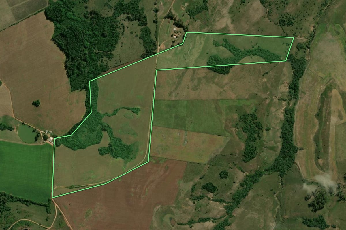 Imagem de satélite do imóvel rural em Cachoeira do Sul (RS), com o contorno declarado no CAR desenhado por cima.