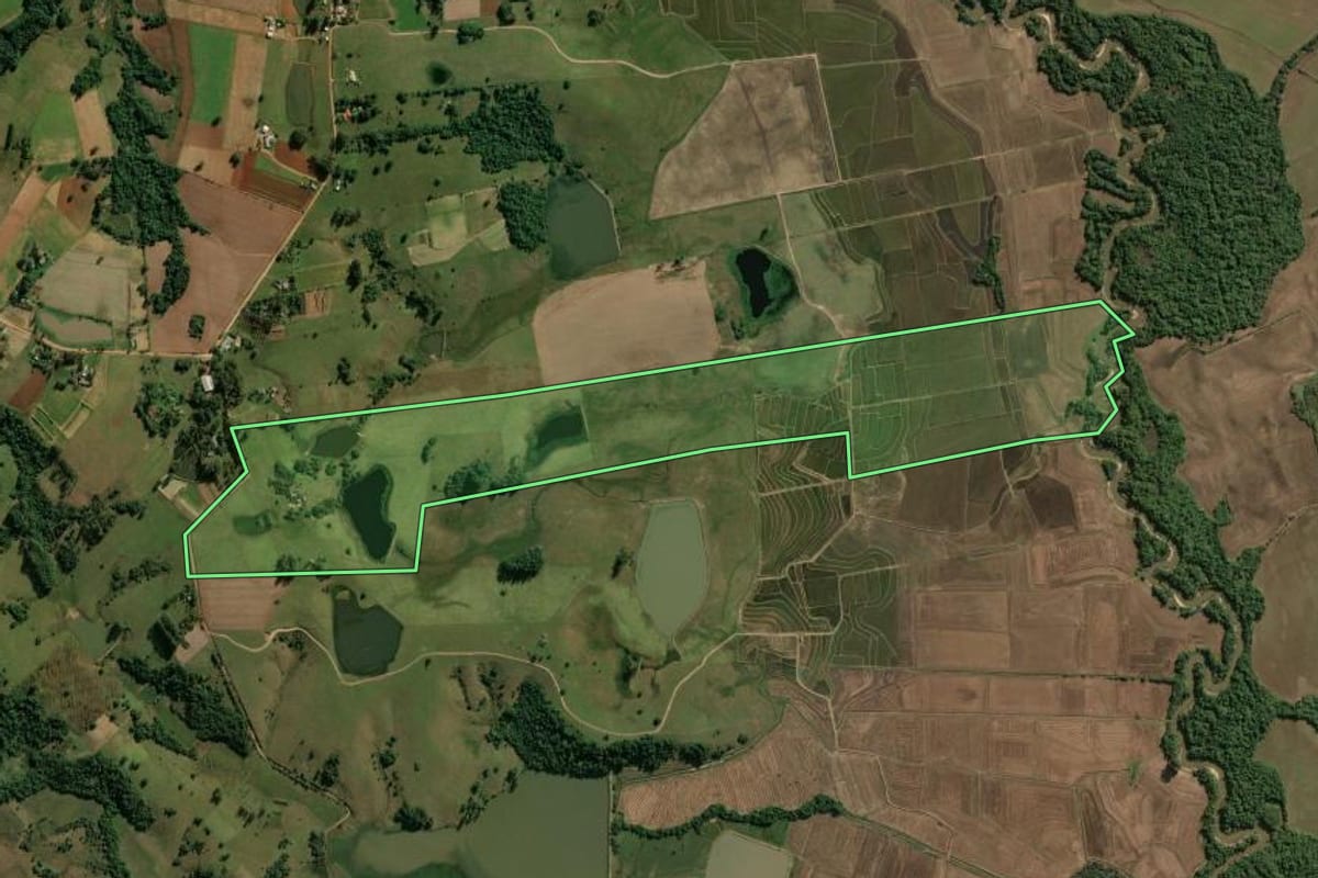 Imagem de satélite do imóvel rural em Cachoeira do Sul (RS), com o contorno declarado no CAR desenhado por cima.
