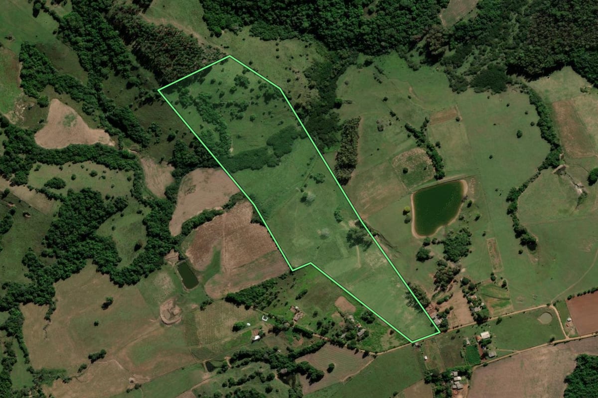 Imagem de satélite do imóvel rural em Cachoeira do Sul (RS), com o contorno declarado no CAR desenhado por cima.