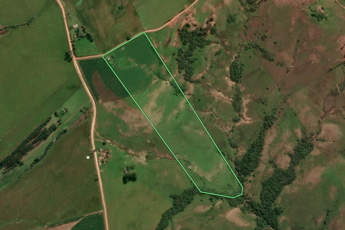 Imagem de satélite do imóvel rural em Cachoeira do Sul (RS), com o contorno declarado no CAR desenhado por cima.
