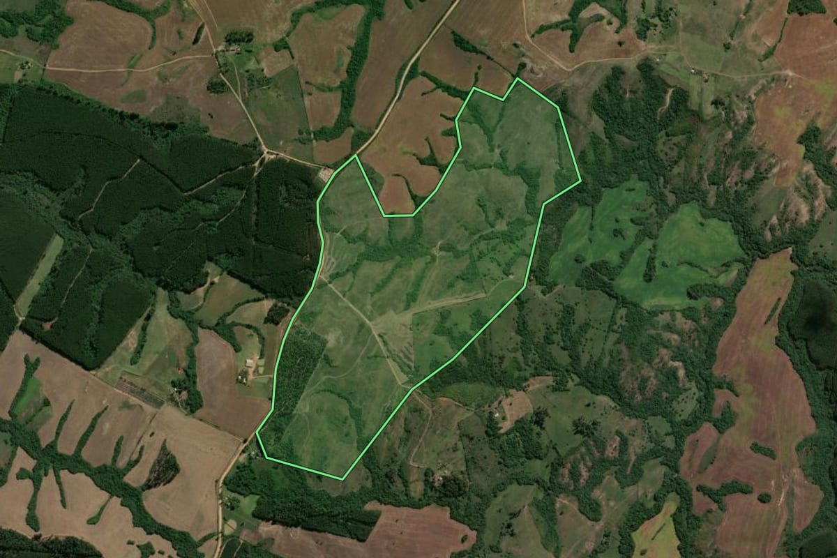 Imagem de satélite do imóvel rural em Cachoeira do Sul (RS), com o contorno declarado no CAR desenhado por cima.