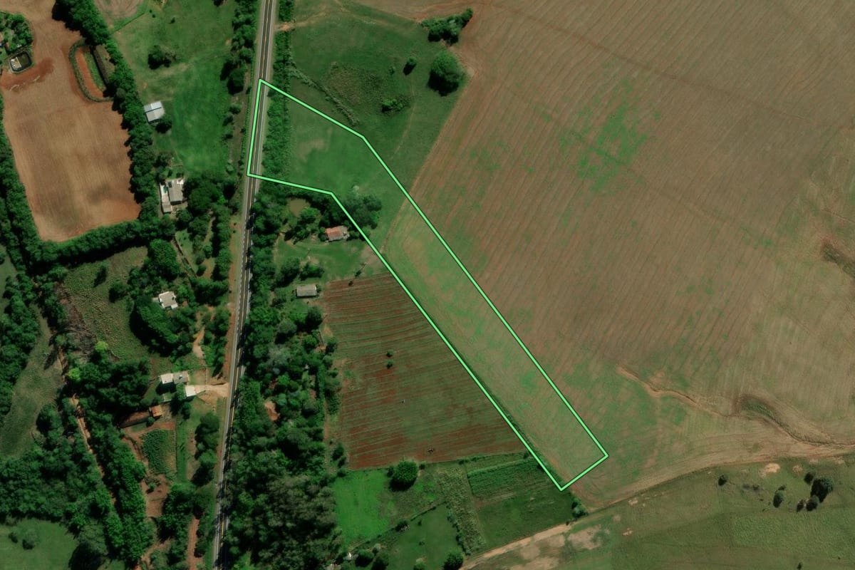 Imagem de satélite do imóvel rural em Cachoeira do Sul (RS), com o contorno declarado no CAR desenhado por cima.