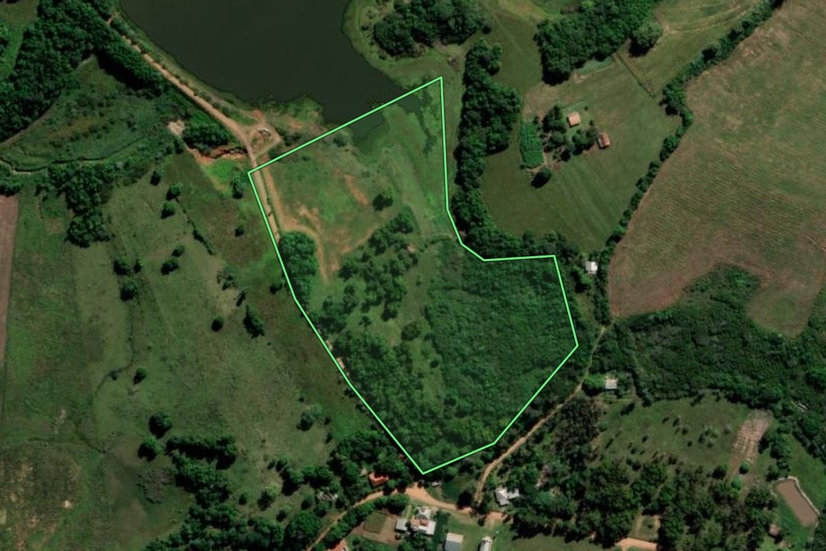 Imagem de satélite do imóvel rural em Cachoeira do Sul (RS), com o contorno declarado no CAR desenhado por cima.