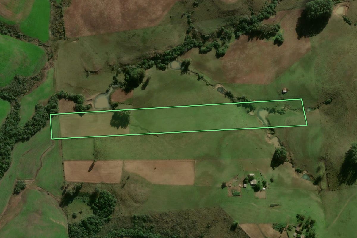 Imagem de satélite do imóvel rural em Cachoeira do Sul (RS), com o contorno declarado no CAR desenhado por cima.