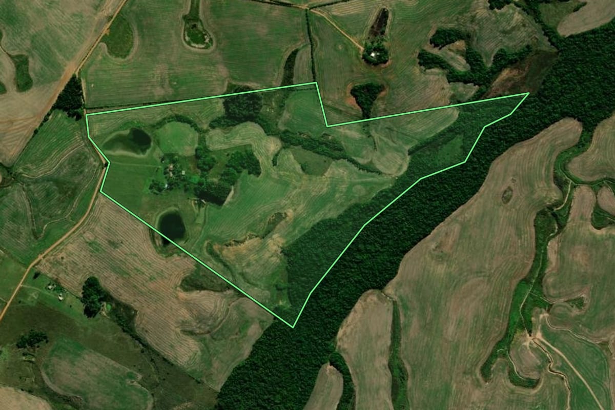 Imagem de satélite do imóvel rural em Cachoeira do Sul (RS), com o contorno declarado no CAR desenhado por cima.