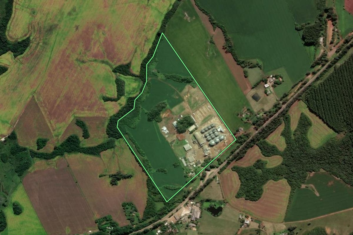 Imagem de satélite do imóvel rural em Cachoeira do Sul (RS), com o contorno declarado no CAR desenhado por cima.