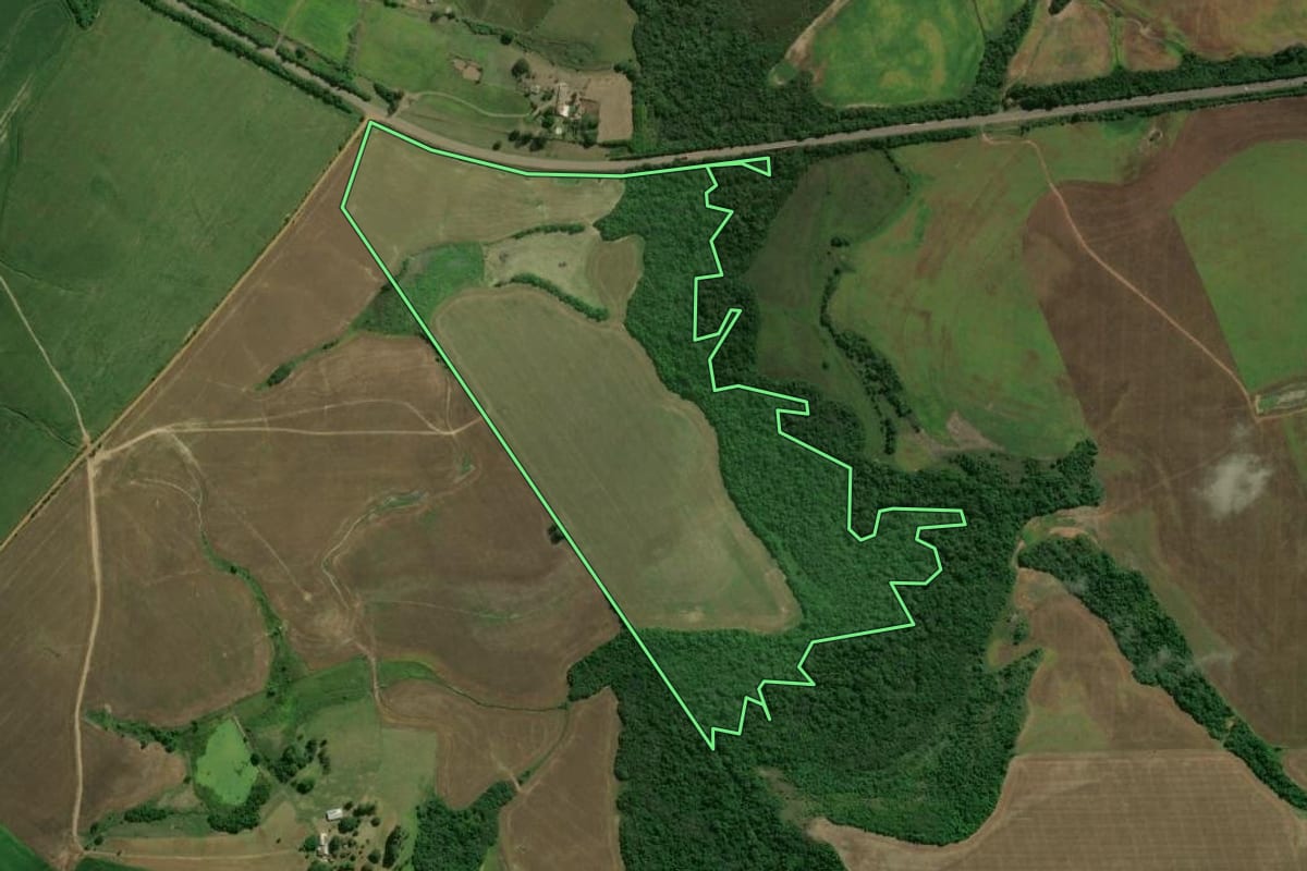 Imagem de satélite do imóvel rural em Cachoeira do Sul (RS), com o contorno declarado no CAR desenhado por cima.