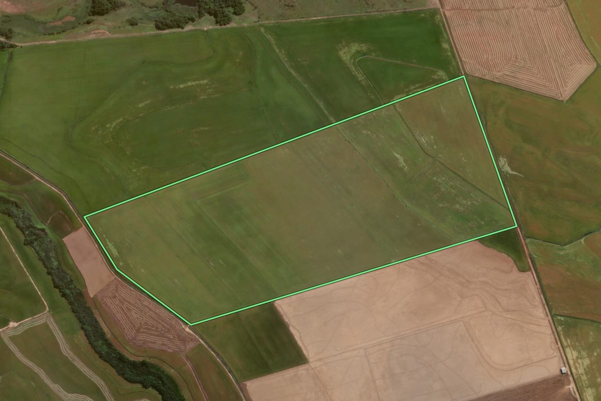 Imagem de satélite do imóvel rural em Cachoeira do Sul (RS), com o contorno declarado no CAR desenhado por cima.
