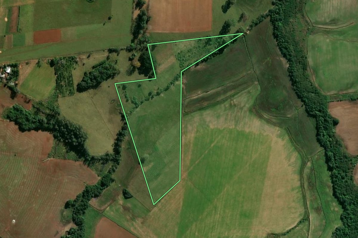 Imagem de satélite do imóvel rural em Cachoeira do Sul (RS), com o contorno declarado no CAR desenhado por cima.