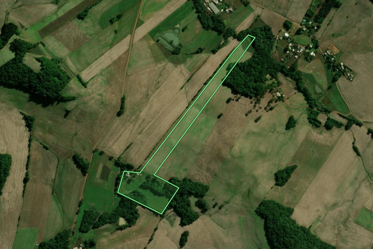 Imagem de satélite do imóvel rural em Cacique Doble (RS), com o contorno declarado no CAR desenhado por cima.