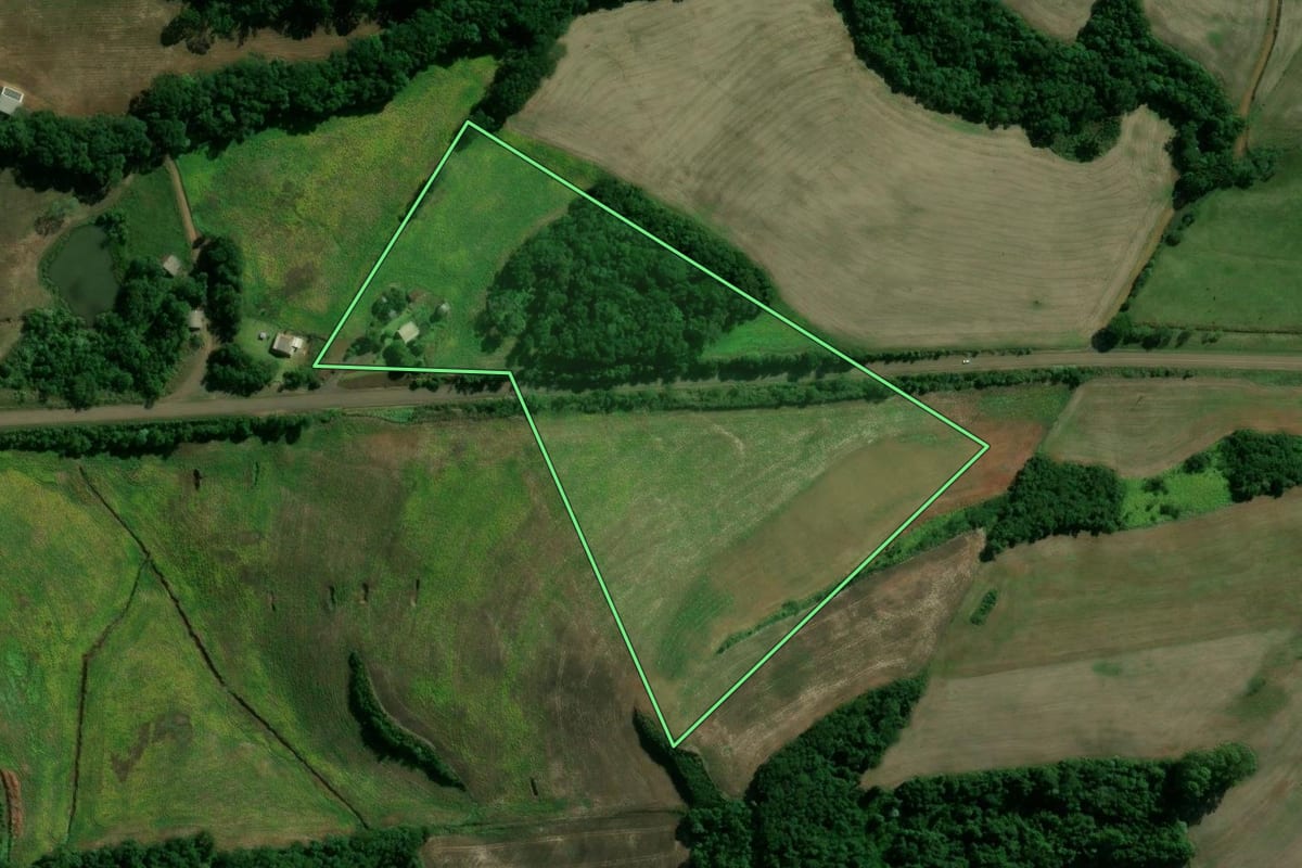 Imagem de satélite do imóvel rural em Cacique Doble (RS), com o contorno declarado no CAR desenhado por cima.