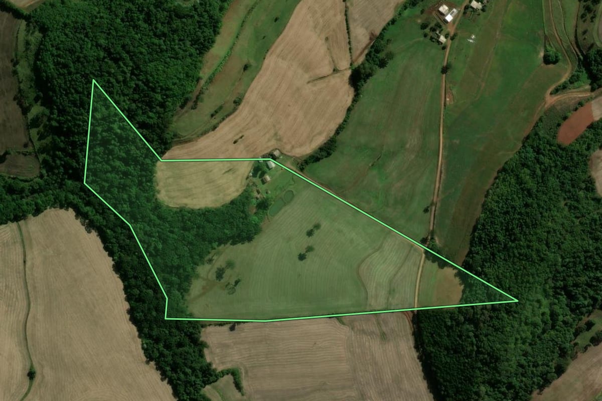 Imagem de satélite do imóvel rural em Cacique Doble (RS), com o contorno declarado no CAR desenhado por cima.