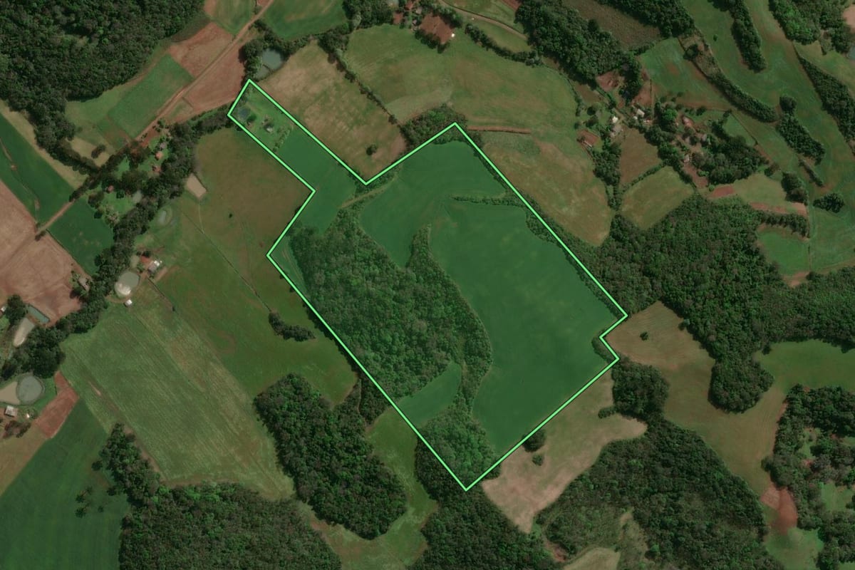 Imagem de satélite do imóvel rural em Cacique Doble (RS), com o contorno declarado no CAR desenhado por cima.
