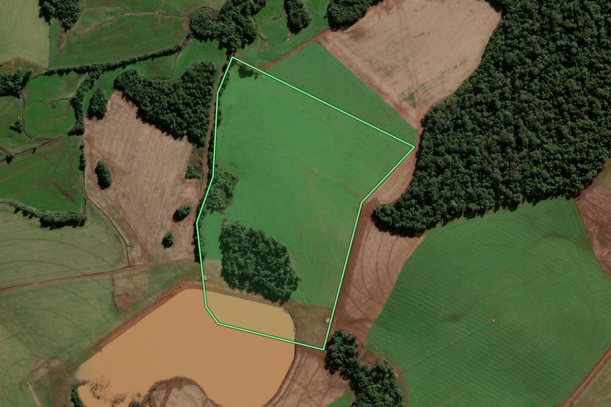 Imagem de satélite do imóvel rural em Caibaté (RS), com o contorno declarado no CAR desenhado por cima.