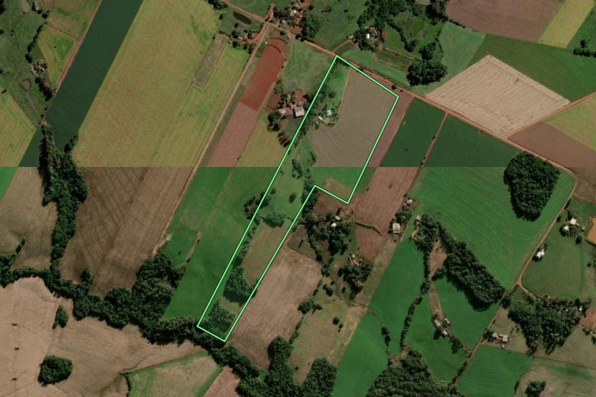 Imagem de satélite do imóvel rural em Caibaté (RS), com o contorno declarado no CAR desenhado por cima.
