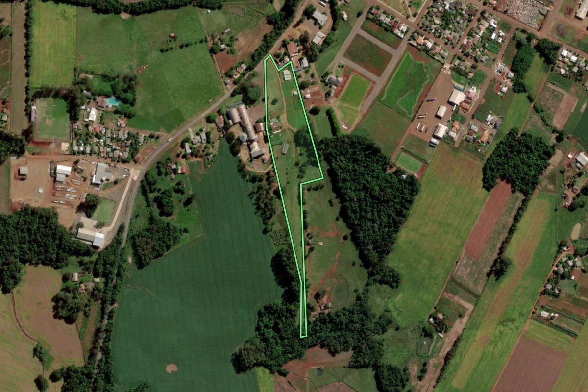 Imagem de satélite do imóvel rural em Caibaté (RS), com o contorno declarado no CAR desenhado por cima.
