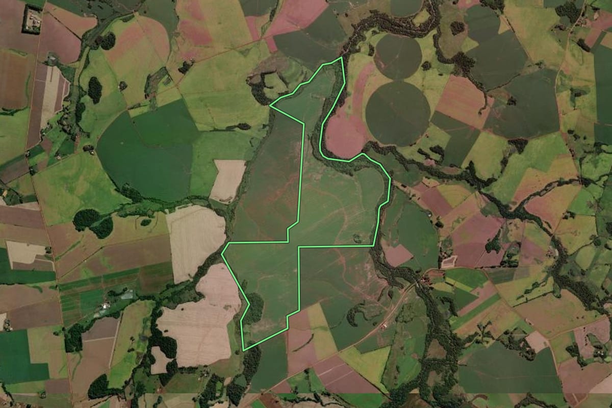 Imagem de satélite do imóvel rural em Caibaté (RS), com o contorno declarado no CAR desenhado por cima.