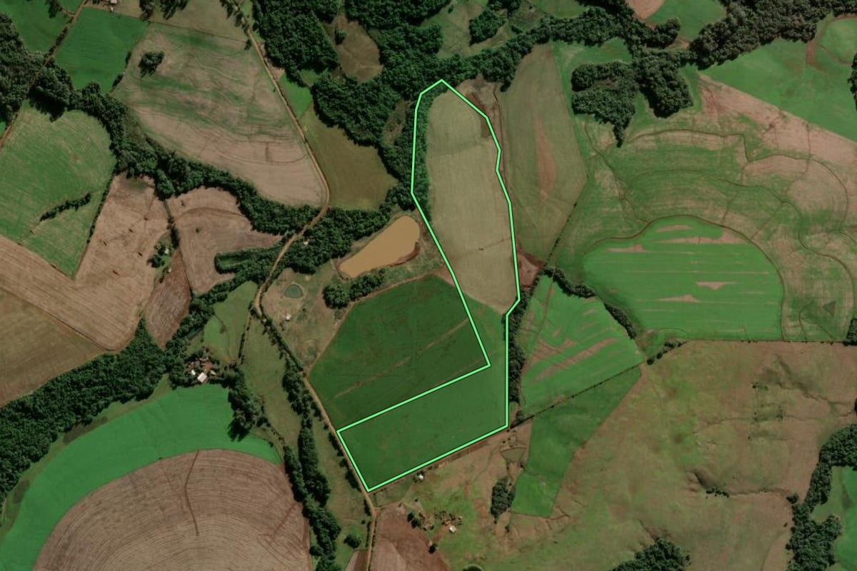 Imagem de satélite do imóvel rural em Caibaté (RS), com o contorno declarado no CAR desenhado por cima.