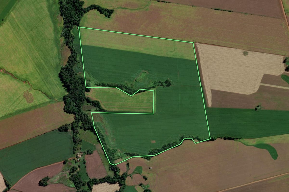 Imagem de satélite do imóvel rural em Caibaté (RS), com o contorno declarado no CAR desenhado por cima.