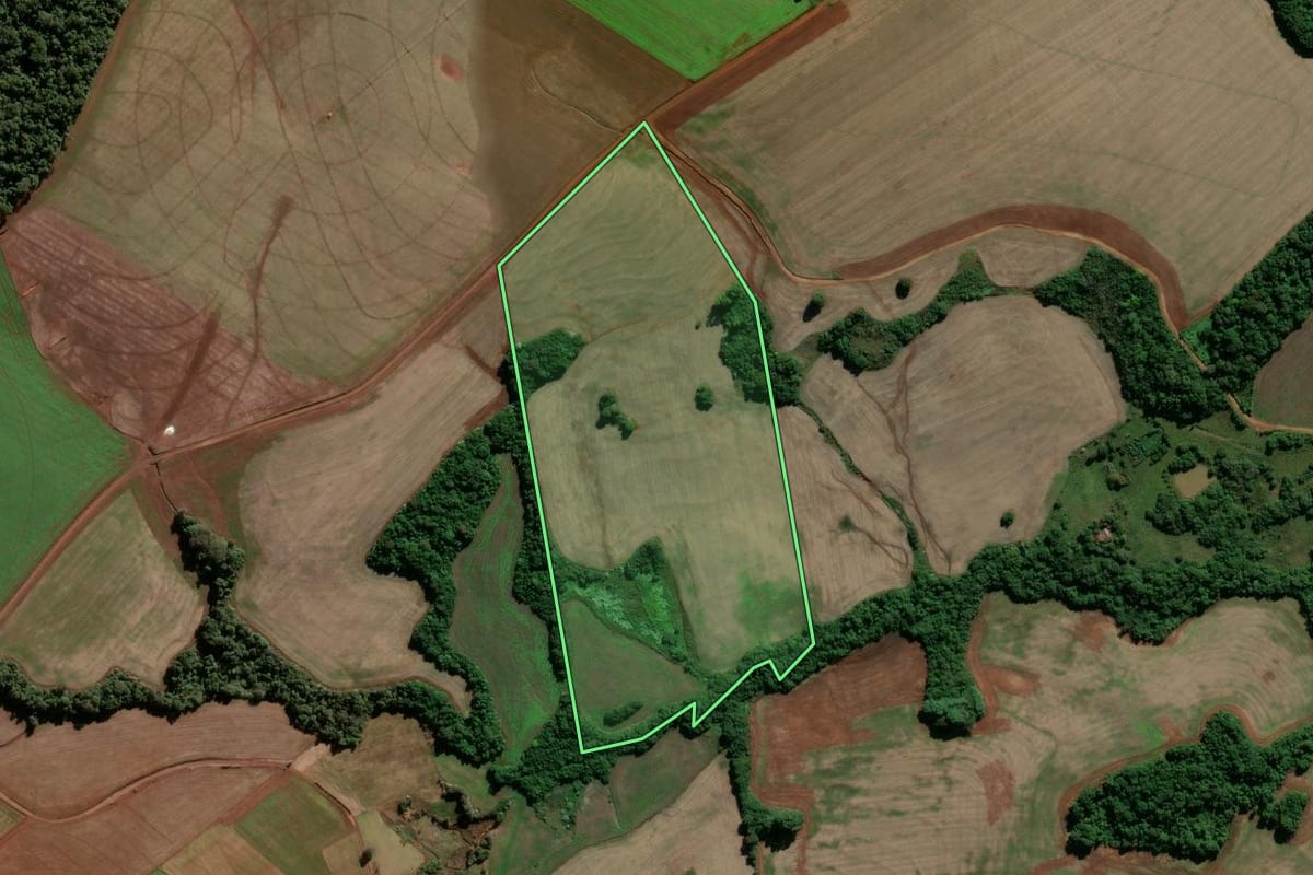 Imagem de satélite do imóvel rural em Caibaté (RS), com o contorno declarado no CAR desenhado por cima.