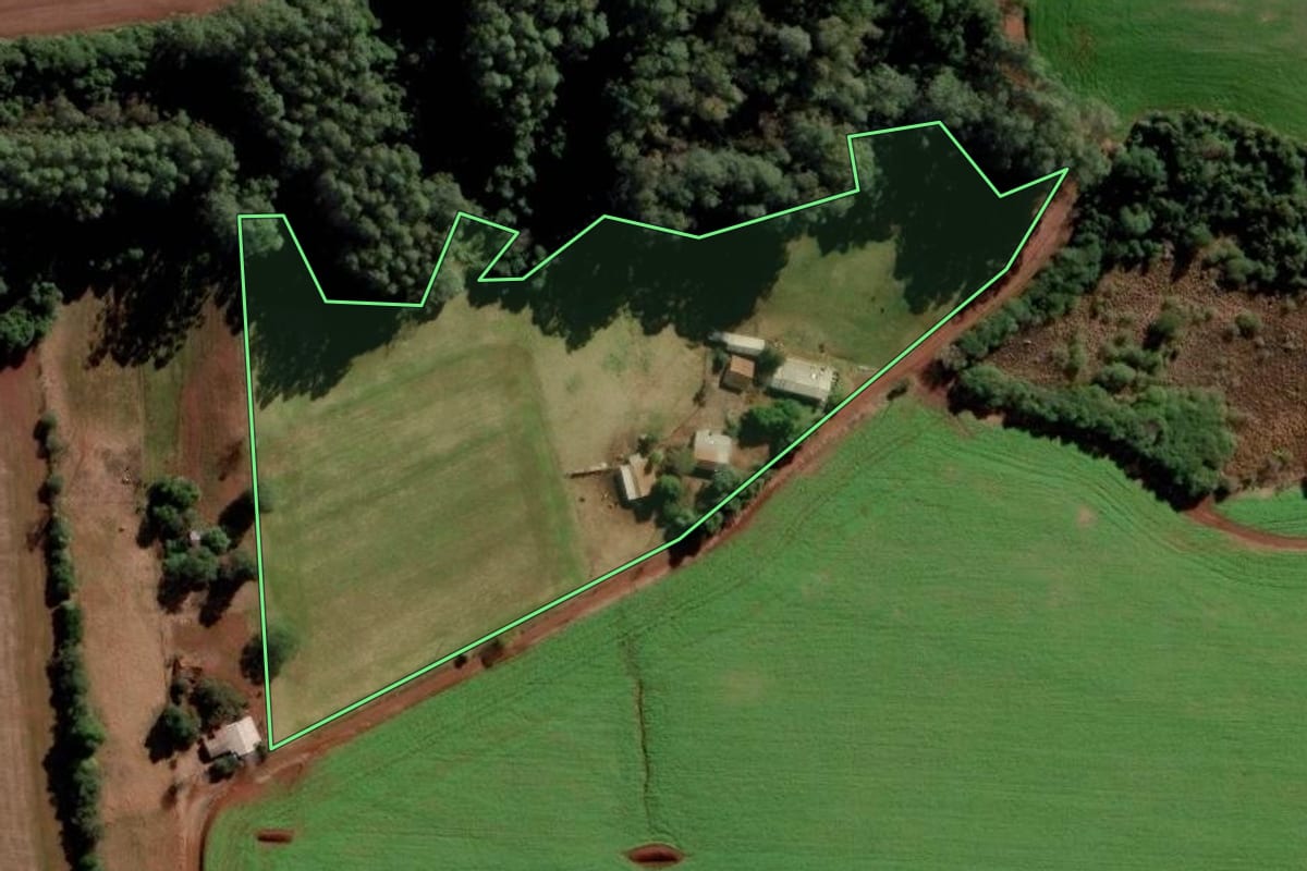 Imagem de satélite do imóvel rural em Caibaté (RS), com o contorno declarado no CAR desenhado por cima.